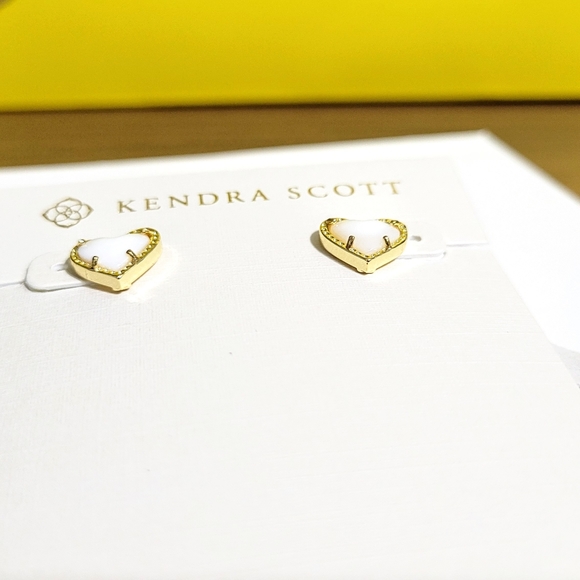 NWT Kendra Scott Ari Gold White Pearl Heart Studs Ivory Mother of Pearl - Picture 4 of 5